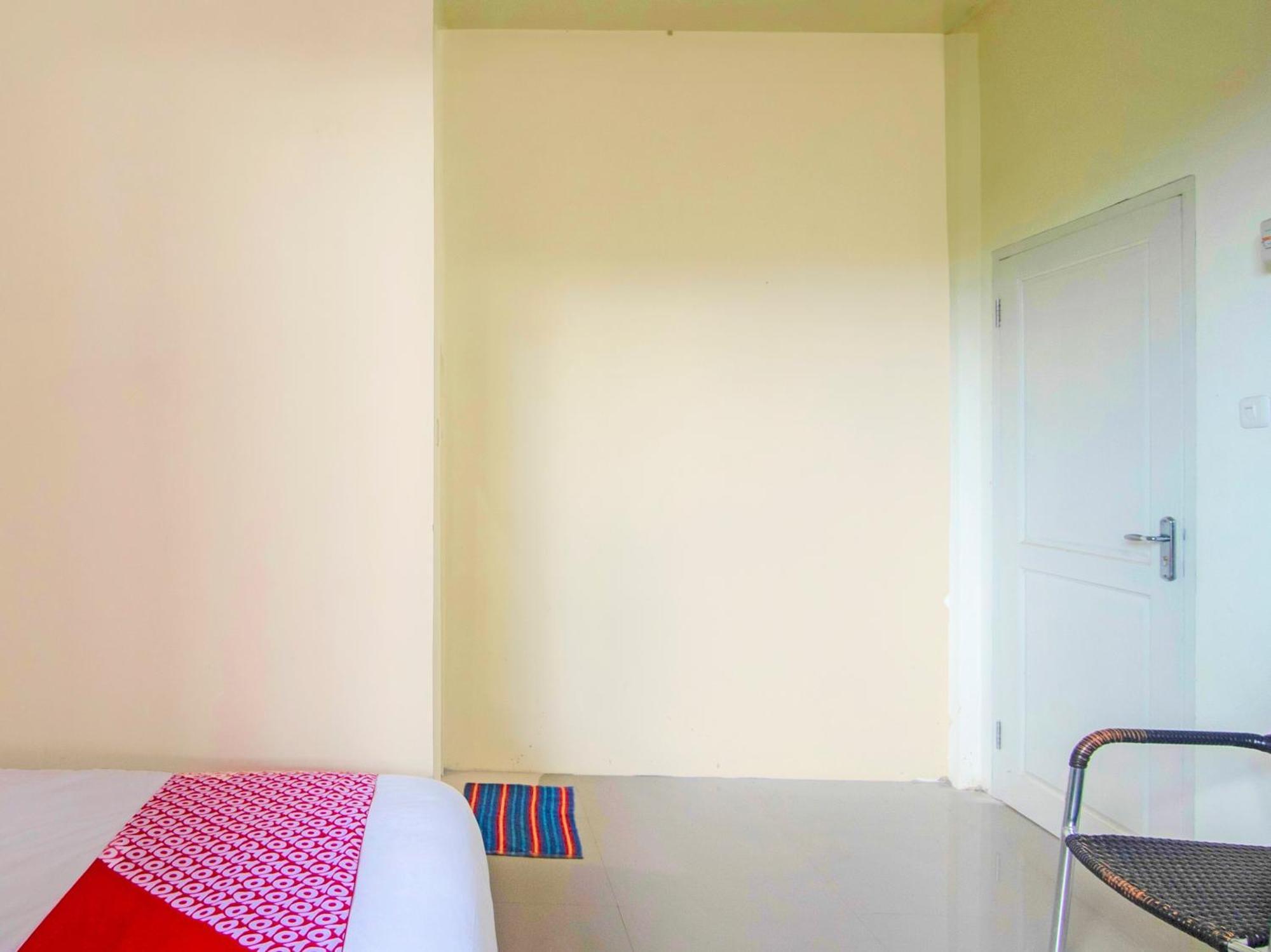 Oyo 92714 Miracle Kost 2*