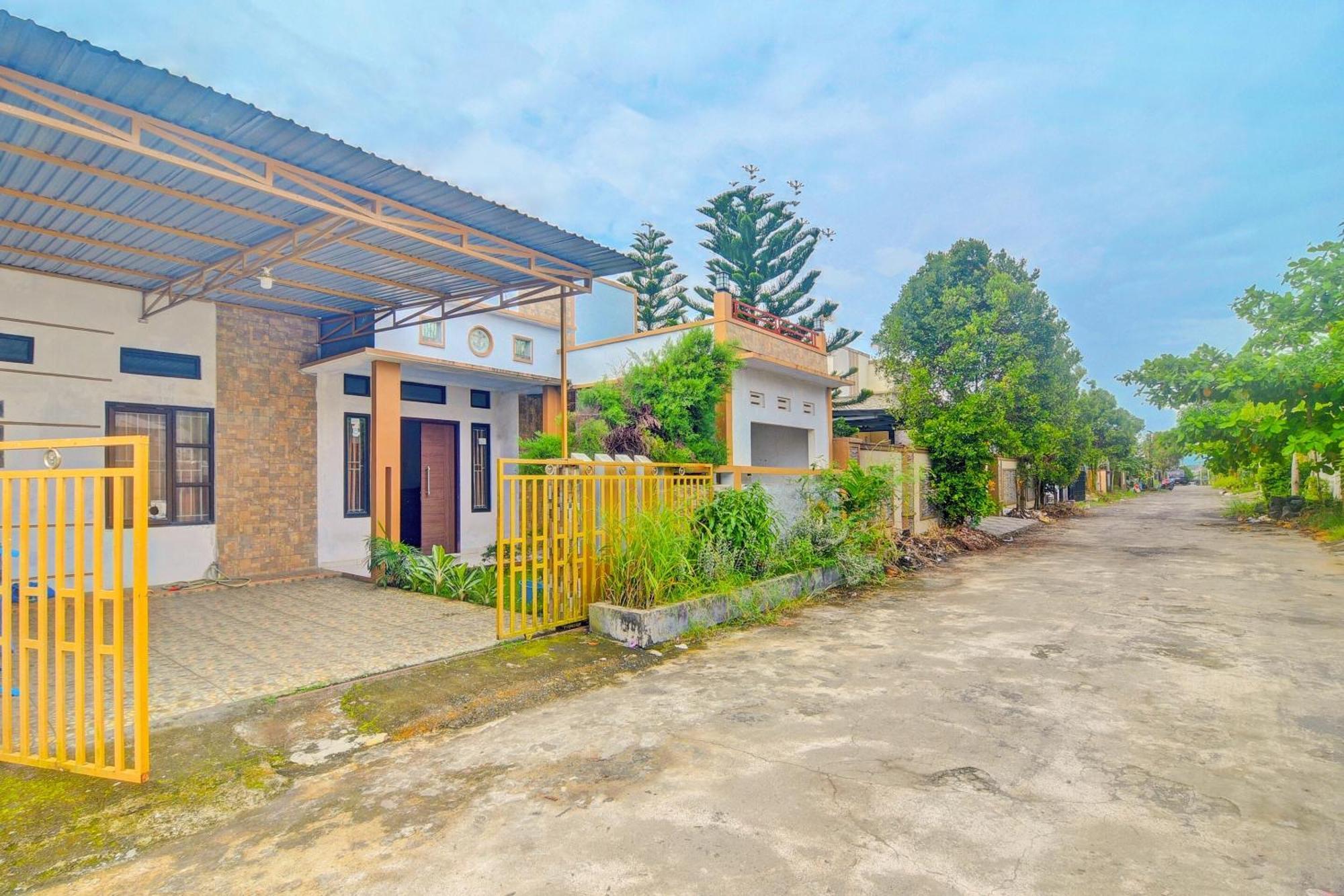Oyo 92714 Miracle Kost Manado