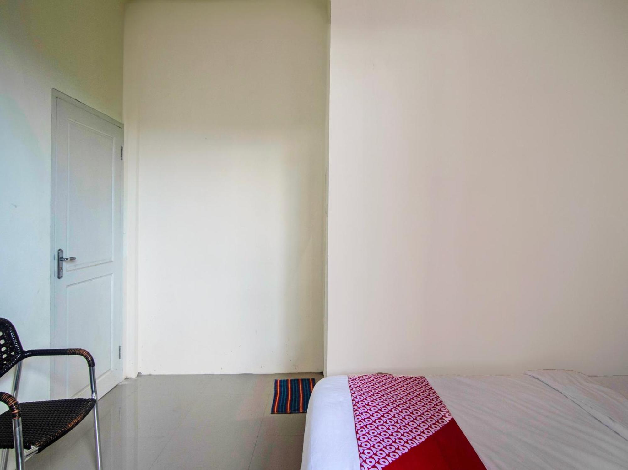 Hotel Oyo 92714 Miracle Kost 2*